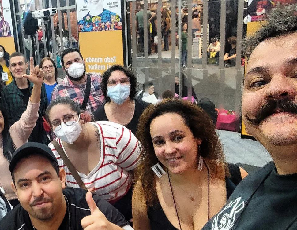 AJ Oliveira com o escritor José Falero, a pesquisadora Luana Rabetti e o público que assistiu à mesa "A Periferia na Literatura', na Bienal do Livro de SP de 2022.